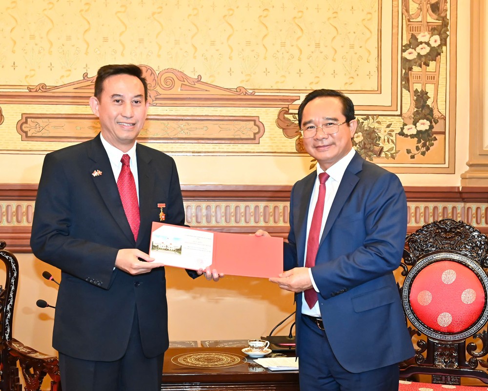 duoc-trao-huy-hieu-7321-2050.jpg.jfif