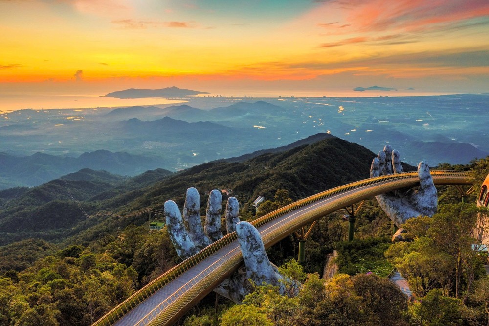 Da Nang Golden Bridge.jpg