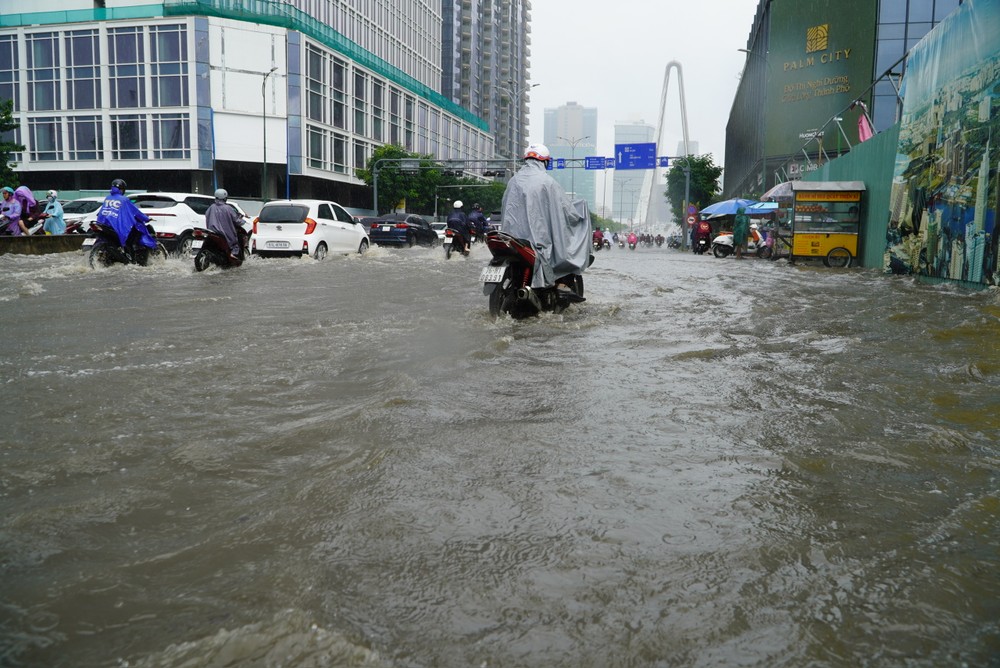 mua-lon-ngap-nuoc-ket-xe-un-u-khap-noi-12-3730-7532.jpg.jfif