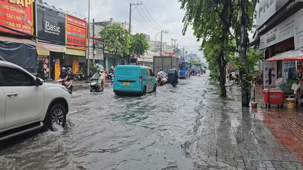 mua-lon-ngap-nuoc-ket-xe-un-u-khap-noi-8943-8825.jpg.jfif