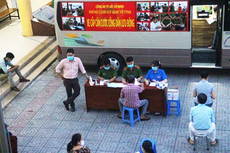 HCMC running mobile service for chip-based ID card registration ảnh 1