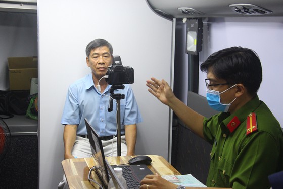 HCMC running mobile service for chip-based ID card registration ảnh 4