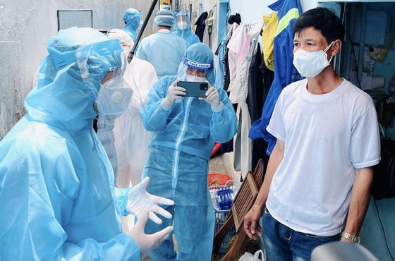 HCMC Party Chief visits people in medical lockdown areas ảnh 5