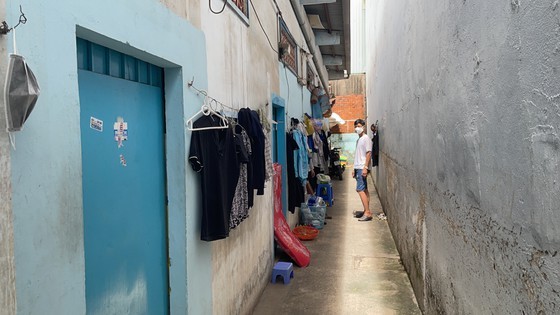HCMC Party Chief visits people in medical lockdown areas ảnh 3