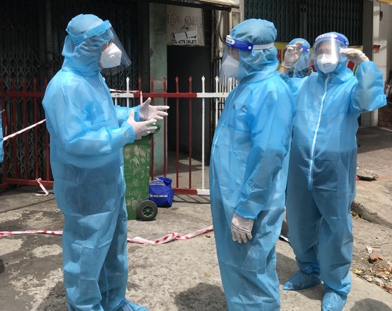 HCMC Party Chief visits people in medical lockdown areas ảnh 6