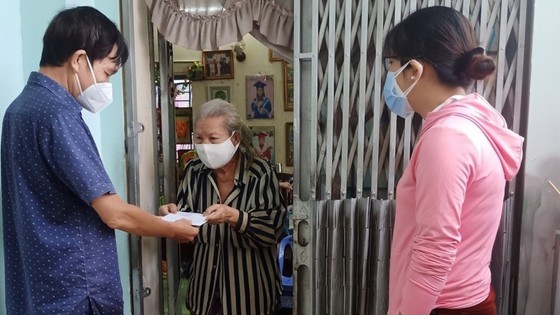 HCMC trying to promptly deliver financial aid to all in need ảnh 2