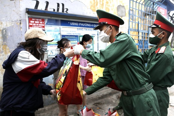 HCMC sees sharp traffic user decrease on first stricter social distance day ảnh 7