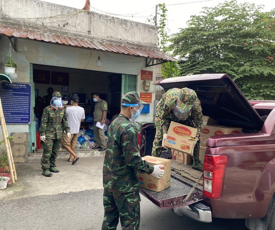 HCMC sees sharp traffic user decrease on first stricter social distance day ảnh 8