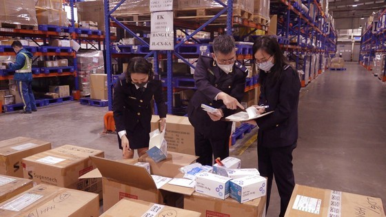 Large quantity of illegally imported Covid-19 test kits detected ảnh 2