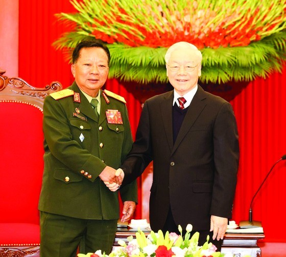 Vietnamese leaders receive Lao Deputy PM, Defence Minister ảnh 1