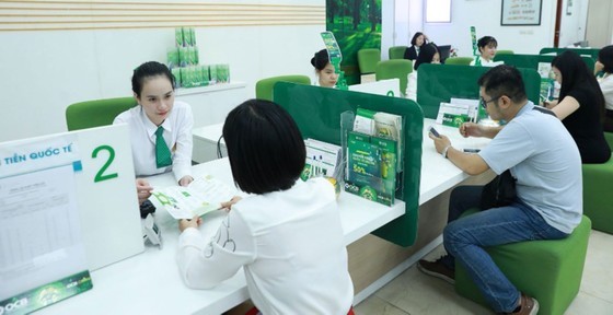 Customers are learning about different loan packages. (Photo: SGGP)
