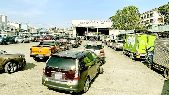 Vehicles are waiting in long lines at Registration Center No.5002S Vehicles are waiting in long lines at Registration Center No.5002S