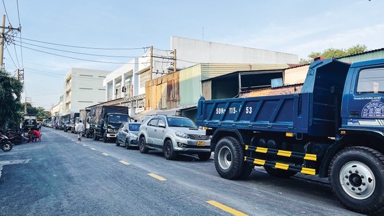 Vehicles are waiting in long lines at Registration Center No.5013D Vehicles are waiting in long lines at Registration Center No.5013D