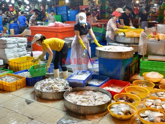 Traders in Binh Dien Wholesale Market on January 15. (Photo: SGGP)