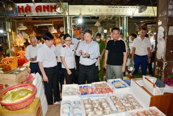 Vice Chairman Duong Anh Duc is inspecting food safety at Thu Duc Wholesale Market. (Photo: SGGP)