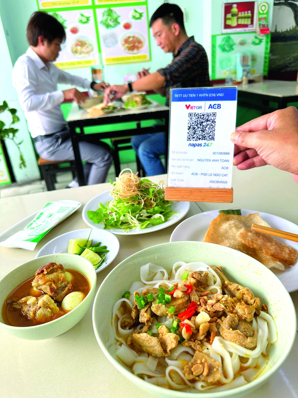Diners of 'mi quang' dish just need to scan a QR code for payment Diners of 'mi quang' dish just need to scan a QR code for payment