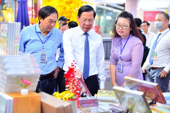 Chairman of HCMC People’s Committee Phan Van Mai is visiting book booths on the Book Street. (Photo: SGGP)