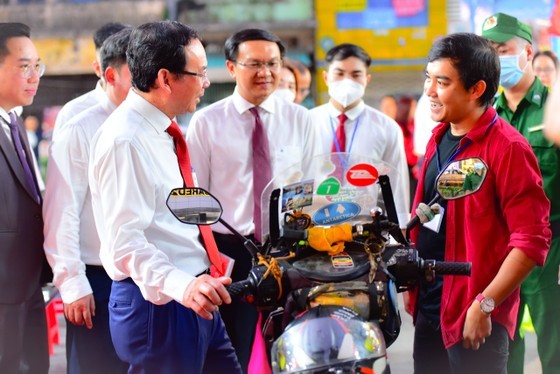 Author of ‘Du Ky 1111’ Tran Dang Dang Khoa is introducing his motorbike mentioned in his book. (Photo: SGGP)