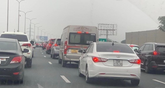 Prolonged traffic jam on Phap Van – Cau Gie Expressway yesterday afternoon