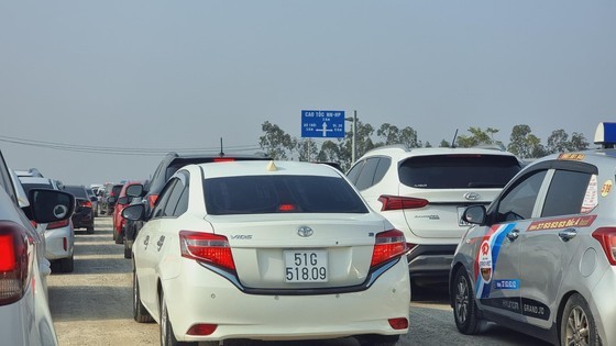 Traffic congestion on Hanoi – Hai Phong Expressway yesterday afternoon