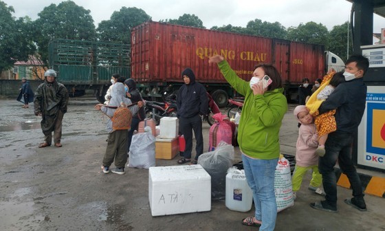 Many residents of Nghen Town in Can Loc District of Ha Tinh Province are waiting for coaches to the Southern provinces. (Photo: SGGP) Many residents of Nghen Town in Can Loc District of Ha Tinh Province are waiting for coaches to the Southern provinces. (Photo: SGGP)