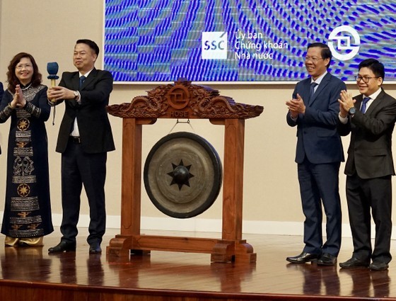 Chairman of HCMC People’s Committee Phan Van Mai (2nd, R) is attending the gong beating ceremony to formally open the first stock exchange session for the new Lunar year. (Photo: SGGP)