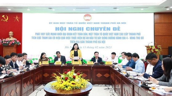 Chairwoman Nguyen Lan Huong of the Vietnam Fatherland Front Committee in Hanoi is presenting the conclusion of the seminar. (Photo: DCSVN)
