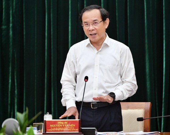 Secretary of HCMC Party Committee Nguyen Van Nen is delivering his speech in the meeting. (Photo: SGGP)