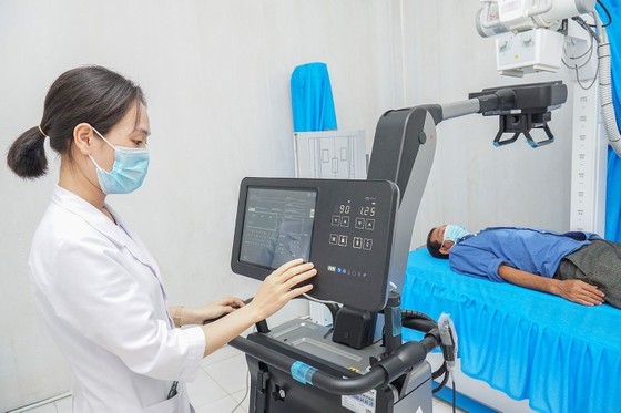 Doctor Hoang Thi Phuong is caring for residents in Thanh An Commune