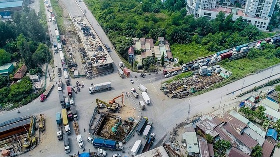 The expansion project for Dong Van Cong Street is way behind schedule