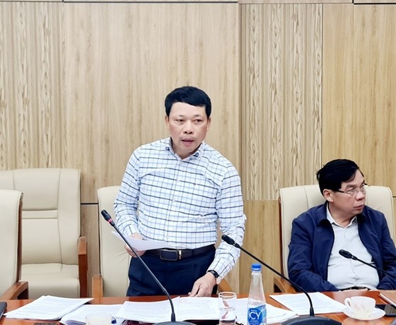 Head of the Investigation Team Nguyen Huu Nhuong is announcing the examination results
