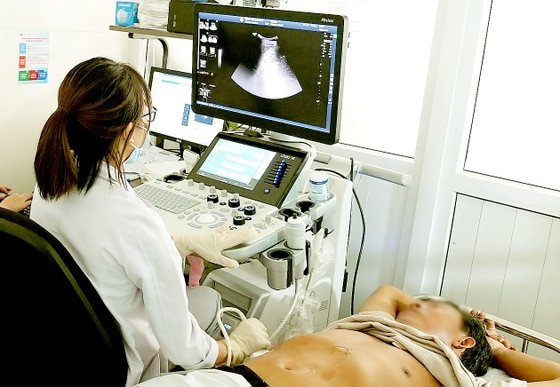 Doctors of Binh Dan Hospital are performing a medical test