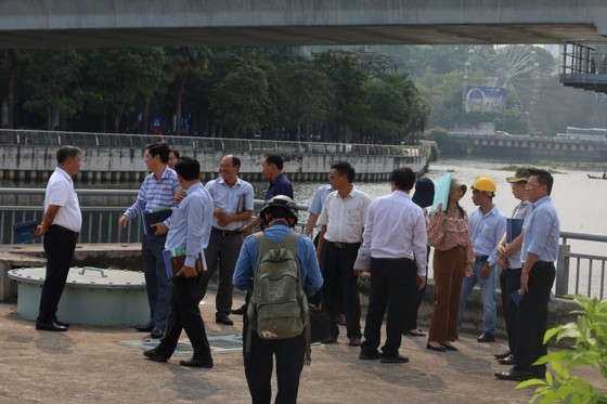 The investigation team is examining the status of Nhieu Loc-Thi Nghe Tide Control Station (Photo: SGGP)