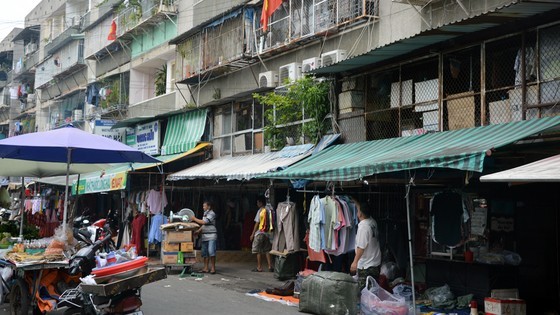 Apartments in Block E of Thanh Da Apartment Complex are degraded, posing a high risk. (Photo: SGGP)