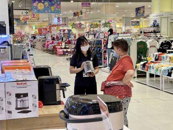 Customers are learning about household products in a supermarket in HCMC. (Photo: SGGP)