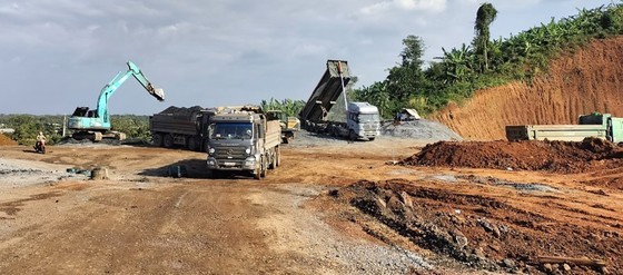 A soil quarry in Xuan Loc District of Dong Nai Province is being mined to supply to Phan Thiet – Dau Giay project