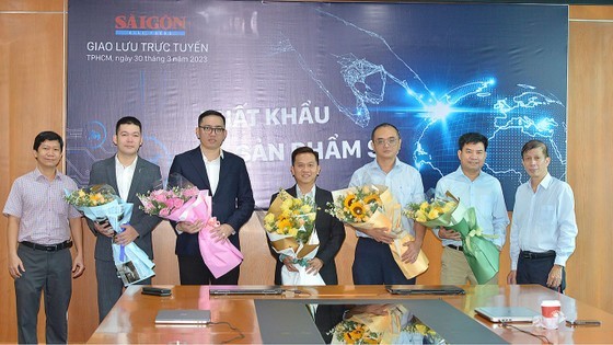 Deputy Editor-in-Chief of SGGP Newspaper Nguyen Khac Van (R) is presenting flowers as a thank-you gift to participants in the discussion. (Photo: SGGP) Deputy Editor-in-Chief of SGGP Newspaper Nguyen Khac Van (R) is presenting flowers as a thank-you gift to participants in the discussion. (Photo: SGGP)