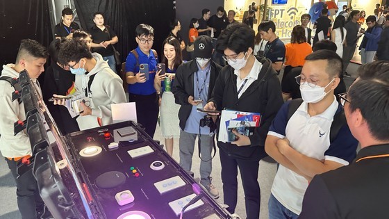 Young people are learning about smart technologies in a technology exhibition held in HCMC. (Photo: SGGP) Young people are learning about smart technologies in a technology exhibition held in HCMC. (Photo: SGGP)