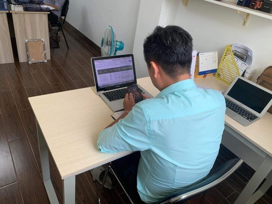 A victim of scamming is reporting the case to SGGP Newspaper in March 2023. (Photo: SGGP)