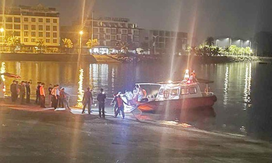 The bodies of the victims were transported to the shore last night. (Photo: Nhan Dan Newspaper)