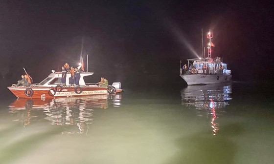 The search and rescue team is mobilizing vesels to search for the victims (Photo: Quang Ninh Newspaper)