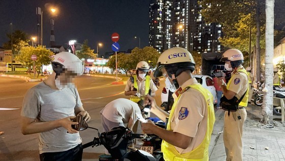 Hang Xanh Traffic Police are working with Thu Duc City Police Force to patrol streets in the area