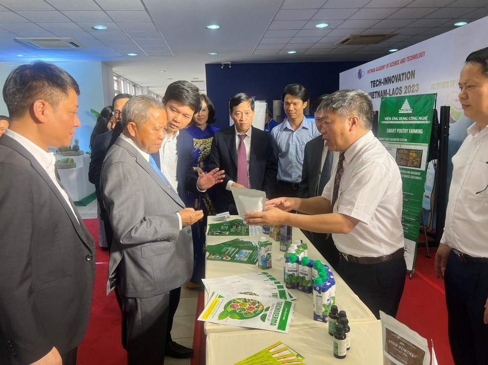 Minister of Technology and Communications of Laos Boviengkham Vongdara and Deputy Minister of Science and Technology Tran Van Tung are visiting the booth displaying products and technologies of the Institute of Technology Application (Photo: Ministry of Science-Technology)