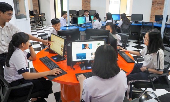 The library of Tran Dai Nghia High School for the Gifted (in District 1, HCMC) with a local network that allows students to search internal information and connect to the Internet safely (Photo: SGGP)