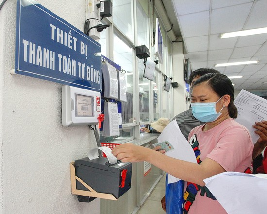 Cashless payment in Cho Ray Hospital (Photo: SGGP)