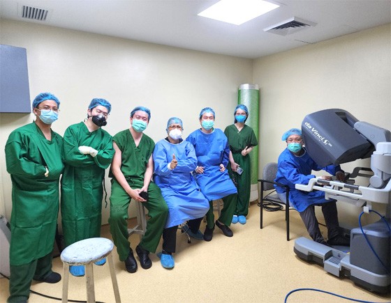 Doctor Nguyen Phu Huu (third from the left) and his Filipino colleagues in Chinese General Hospital and Medical Center.