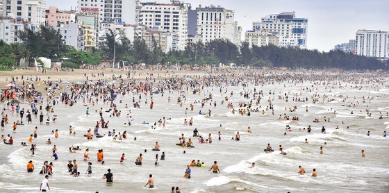 Tourists were enjoying their time on Sam Son beach (Thanh Hoa Province) yesterday (Photo: SGGP)