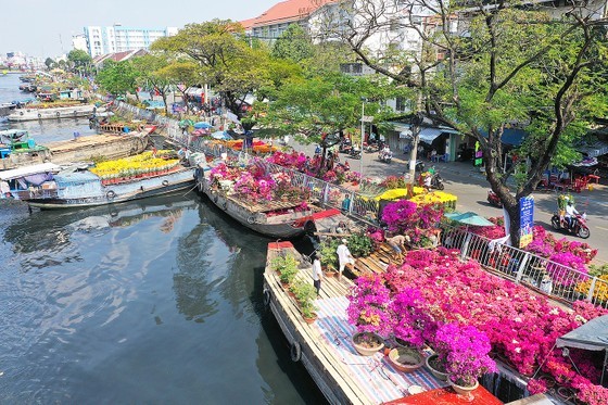 The spring flower market model ‘Tren Ben Duoi Thuyen’ (‘In the Wharf and On the Boat’) of District 8 (Photo: SGGP)