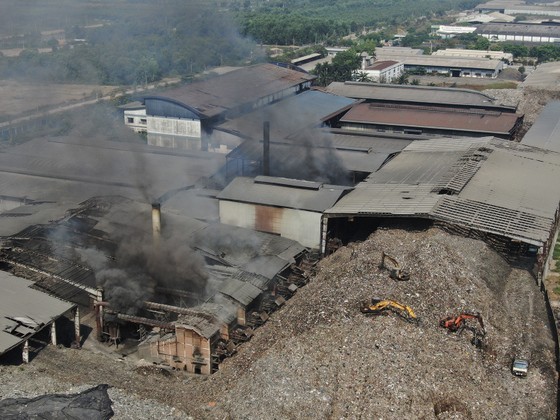 Smoke is scattering around in Phuoc Hiep Waste Treatment Complex in Cu Chi District (Photo: SGGP) Smoke is scattering around in Phuoc Hiep Waste Treatment Complex in Cu Chi District (Photo: SGGP)