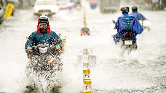 Heavy rain causes flooding on Nguyen Van Khoi Street in Go Vap District (Photo: SGGP)
